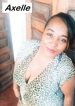 Axelle, hôtesse tél rose visio au charme chaleureux, posant en tenue sensuelle. Disponible pour des échanges privés et complices en direct.