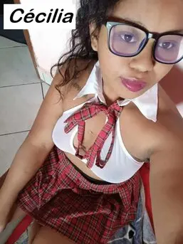 Portrait de Cécilia, hôtesse tél rose visio, souriante et sensuelle, disponible pour des échanges en direct et des moments complices.