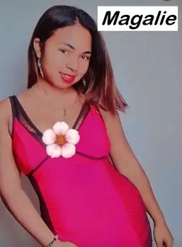 Magalie, hôtesse tél rose visio au charme doux et séduisant, posant en tenue sensuelle. Disponible pour des échanges privés, chaleureux et complices en direct.