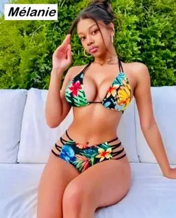 Mélanie, hôtesse tél rose visio au regard doux et séduisant, posant en tenue sensuelle. Disponible pour des échanges privés et complices en direct.